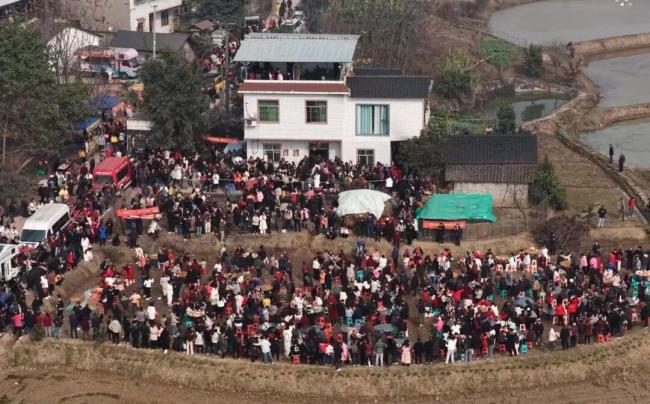 刨猪宴“摇人”女孩呆呆入驻百度 温暖人心的乡土盛宴