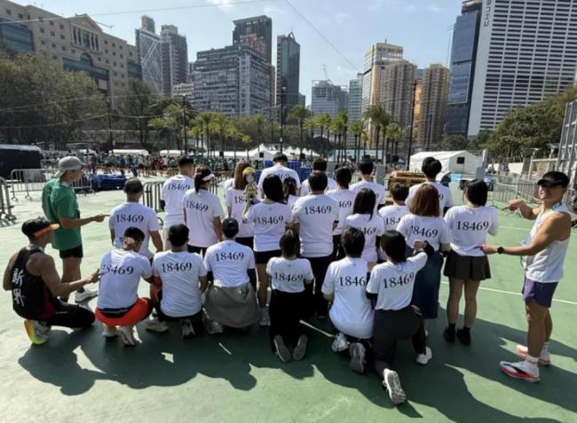 同袍带殉职消防员照片跑完半马 缅怀英雄完成遗愿