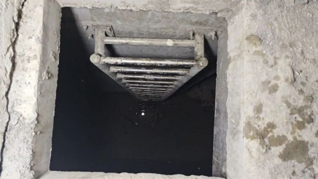 男孩坠入7米深井不断喊手疼