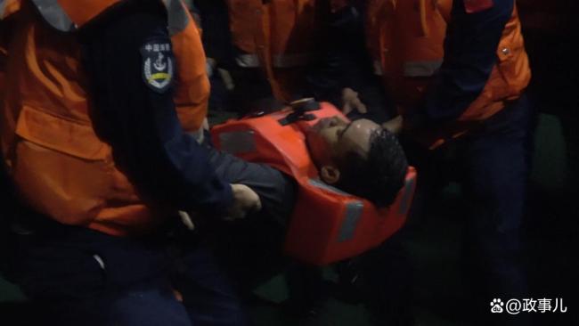 中国海警伏击挽回菲律宾籍船员 2艘舰艇赶快反应