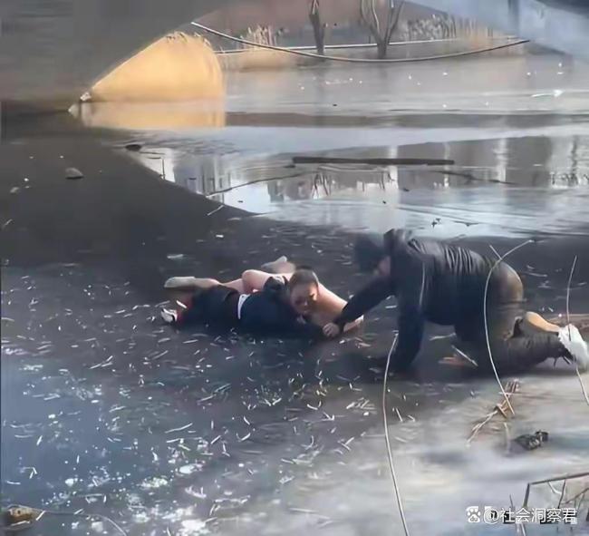 他把娃一把塞给路人跳湖救人 寒冬中的温暖救援