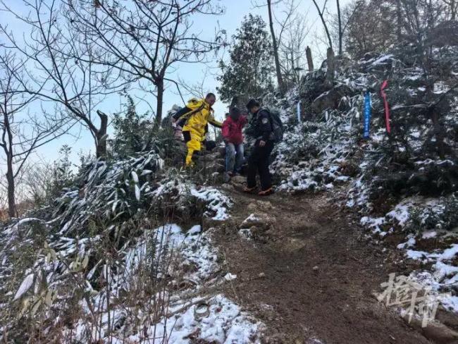 5名00后赏雪被困 一路摔一路爬