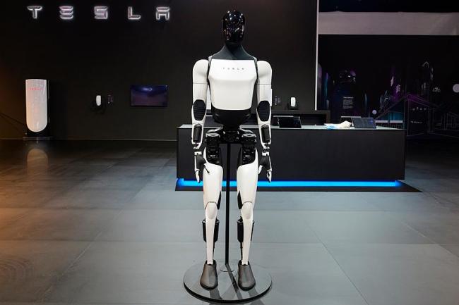 马斯克称擎天柱或明年底前开卖