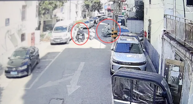 “不是我撞的 我也可以把她扶起来”