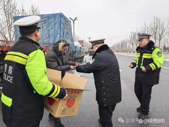 40辆车因大雪滞留 交警为司机送包子 寒夜中的温暖守护