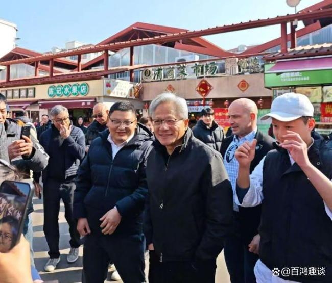 黄仁勋送上海水果摊主签名红包 科技大佬体验市井烟火气