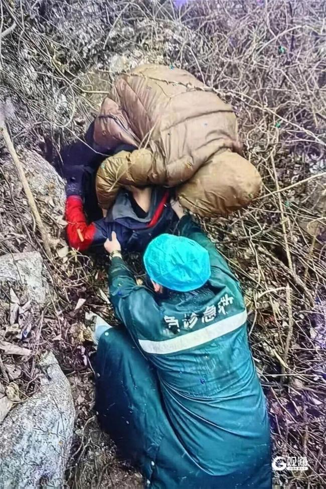 一人在大珠山失联超20小时 众人救援