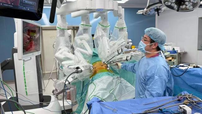 加拿大医生携幼女来沪求医背后