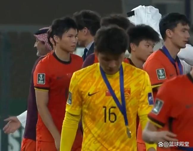 U23国足领取亚军奖牌🏅 全员无笑容 复杂心情映现场