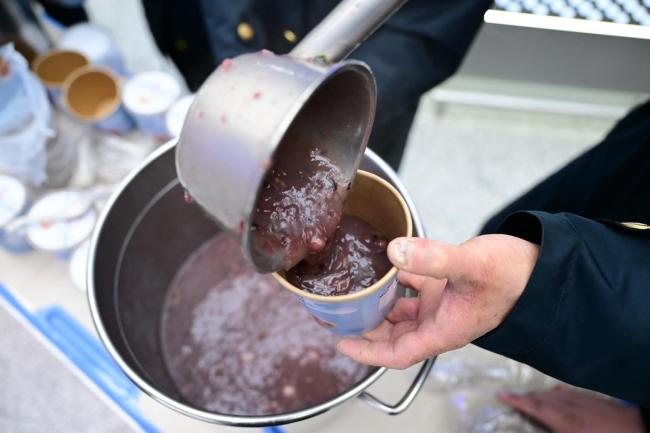 合肥南站为旅客送腊八粥 温情活动暖人心