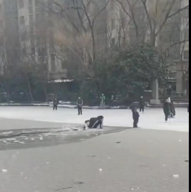 男子救人受困 另一人匍匐前去营救 冰湖上的生死救援