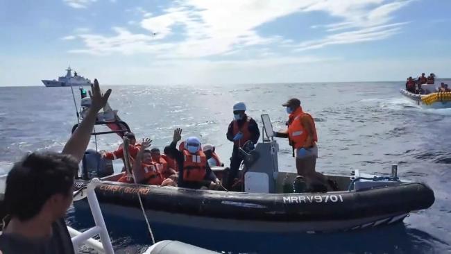 直击中国海警移交菲籍遇险船员现场