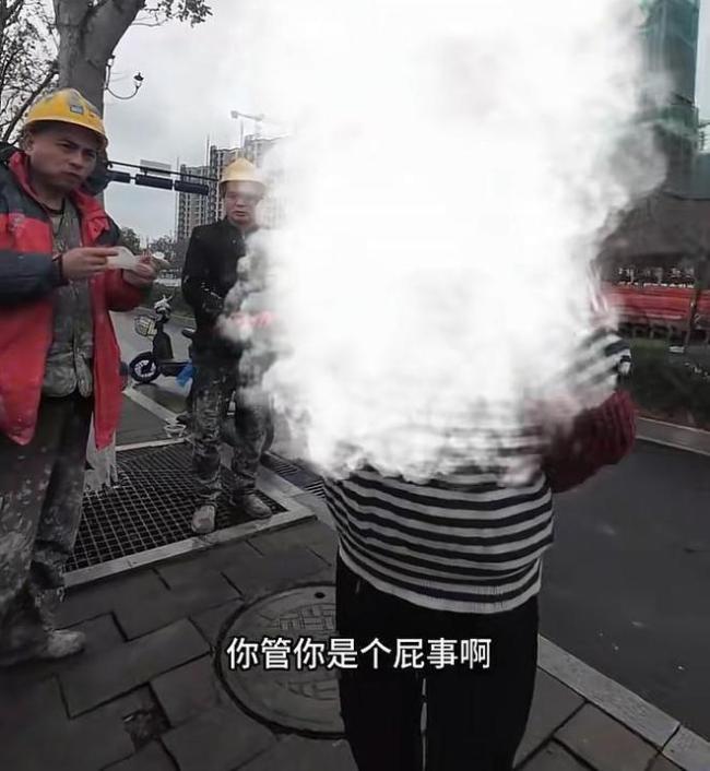 女子工地卖盒饭遭食堂大姐多次驱逐 摆摊争议引发热议