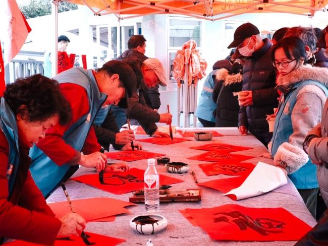 杭州吴山脚下以民俗传递城市温度 腊八粥香暖人心