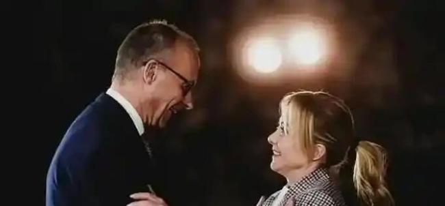 德国总理想亲吻意大利总理遭拒 尴尬瞬间引发热议