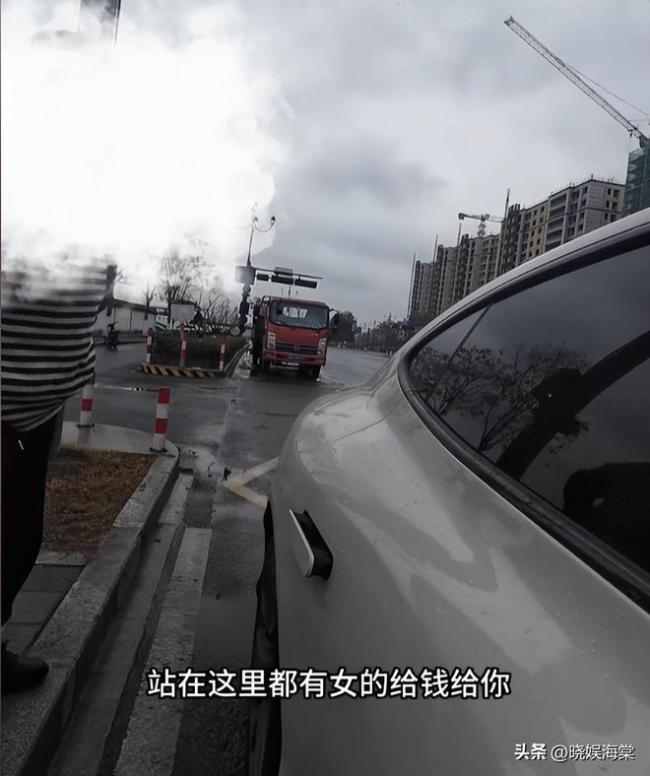 女子工地外卖饭遭食堂人员驱赶辱骂 凭双手谋生何错之有？