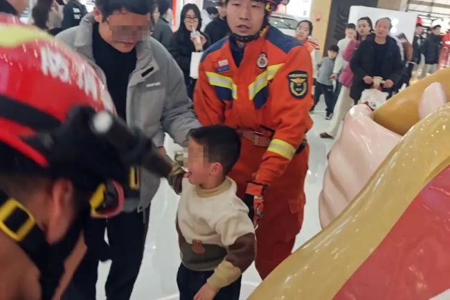 小孩哥卡在财神爷“掌心”出不来 好奇心引发的“尴尬”
