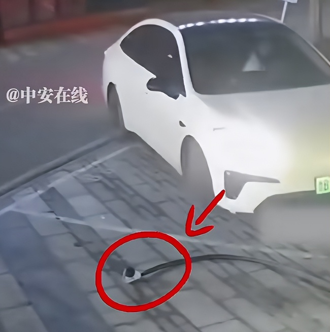 女子将用完的充电枪扔地上开车碾压 行为引发热议
