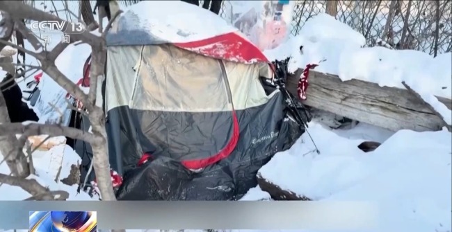 美国无家可归者靠帐篷抵御严寒 严冬中的生存挑战