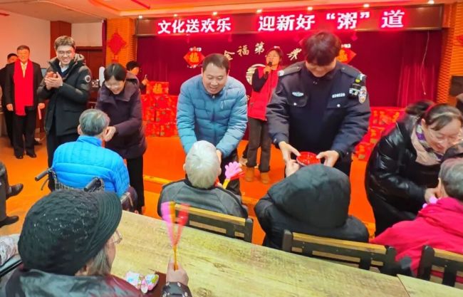 上海愚园路拉开冬日温存派送序幕 腊八粥传递暖和