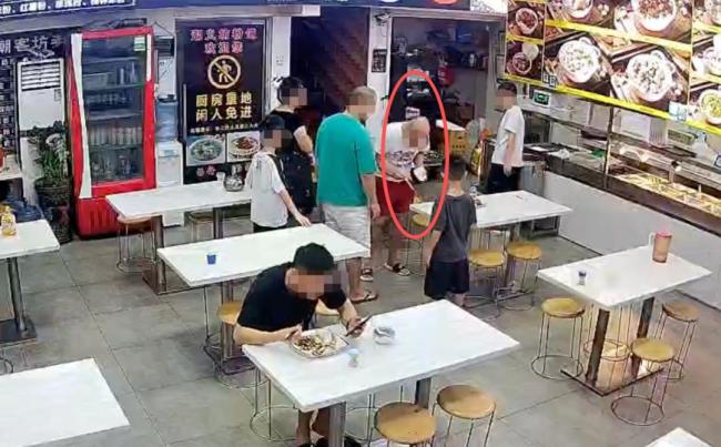 男子敲诈餐饮商户被刑拘 伪造铁丝“碰瓷”多家餐厅