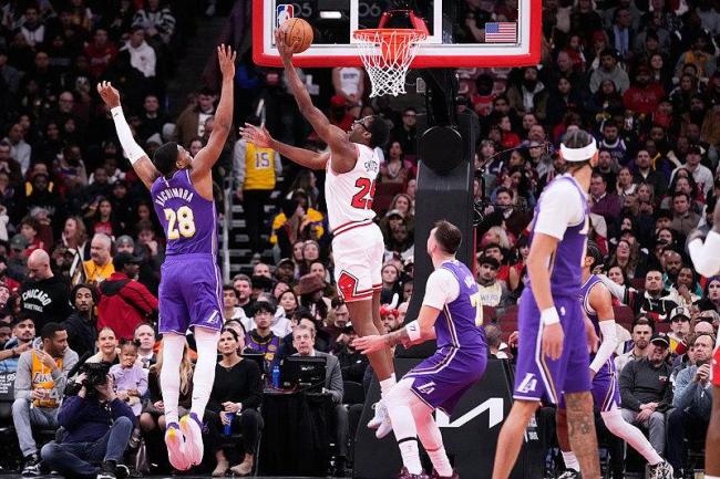 东契奇爆砍46 7 11 湖人力擒公牛