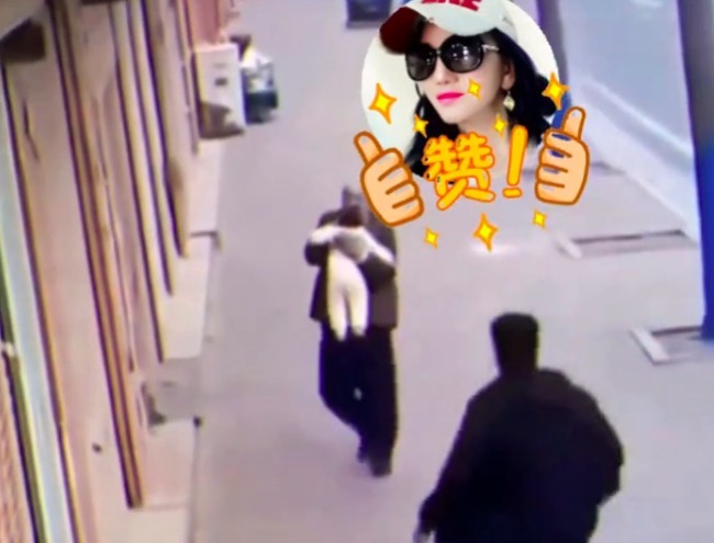 大爷遛弯顺手接了个娃娃