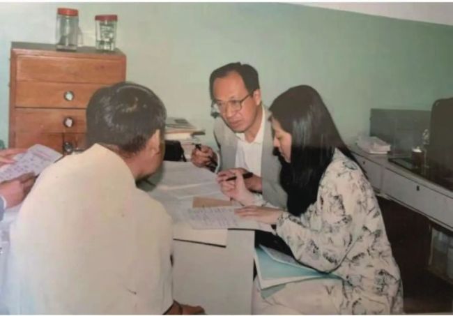 蚯蚓当药吃、实习生救人、医生被误诊，我在精神科的60年 见证巨变