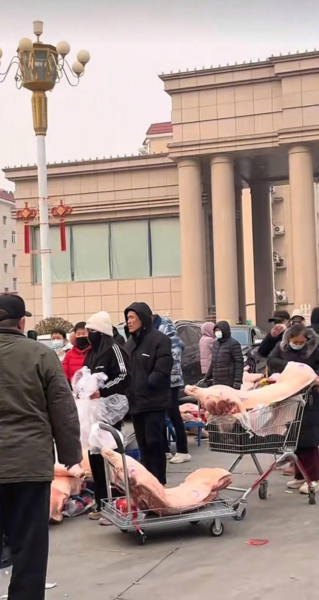 社区居民回应过年发放半只猪 福利满满引热议