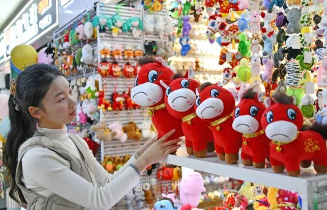 缝反了的“笑笑马”意外走红,市场逻辑是什么?