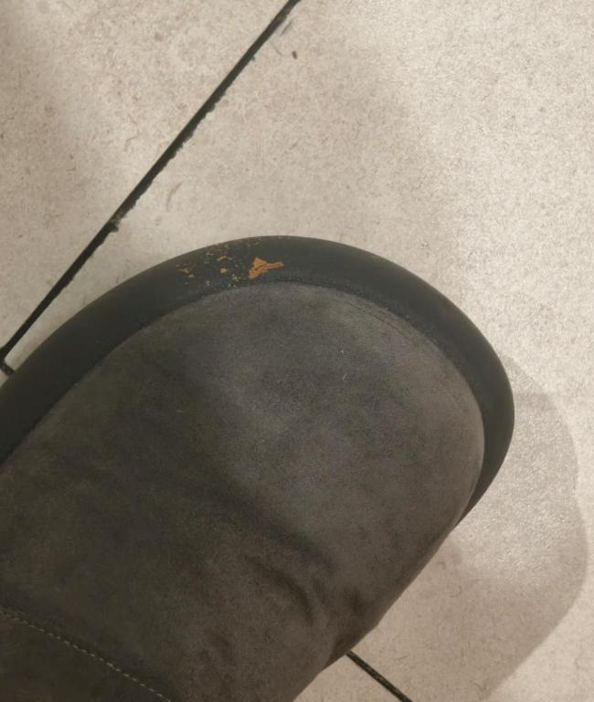 好利来一店员将掉地面包捡起售卖 食品安全底线何在？