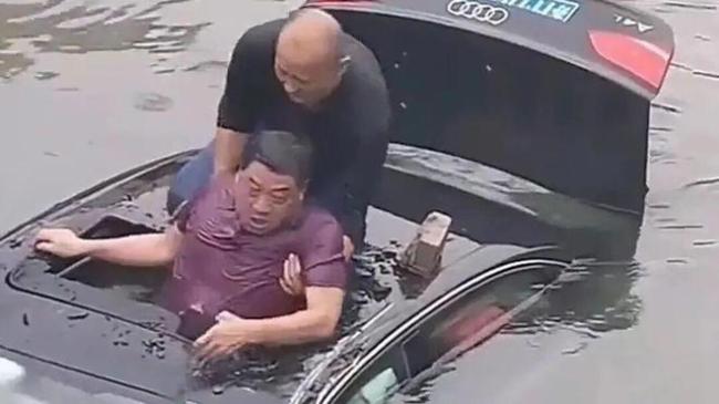 轿车坠河男子扛来长梯救人 退役军人英勇救援