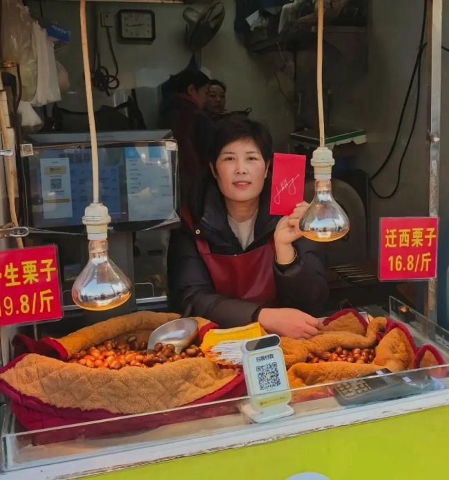 黄仁勋现身深圳吃牛肉火锅 称赞牛肉新鲜好吃