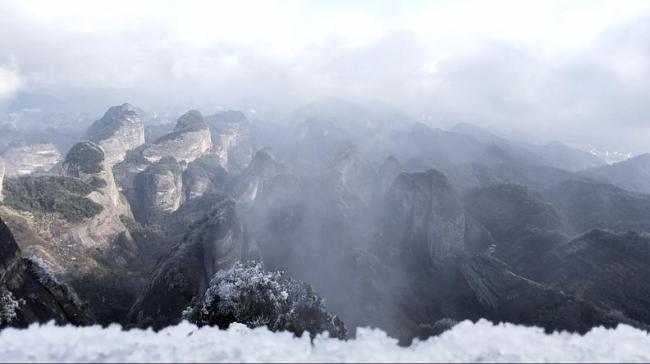湖南新宁崀山丹霞邂逅雪雾云海奇观