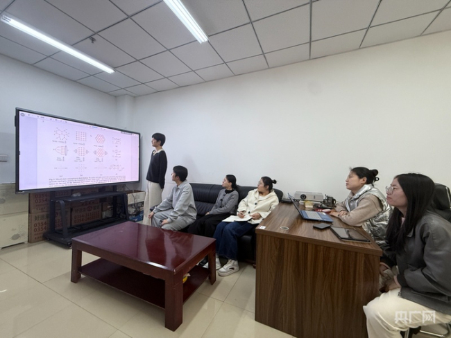 无臂博士在顶尖期刊发出中国声音 脚写奇迹