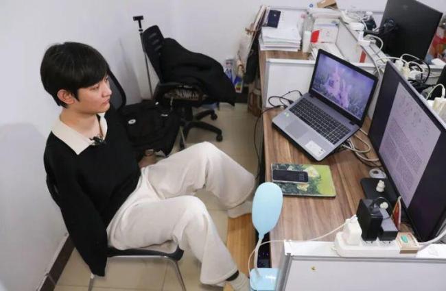 无臂博士生用脚敲出4篇SCI论文