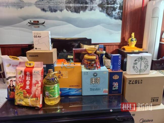 光明村村民去年收到的冰柜还没拆封：家里到处都是刘强东送的东西