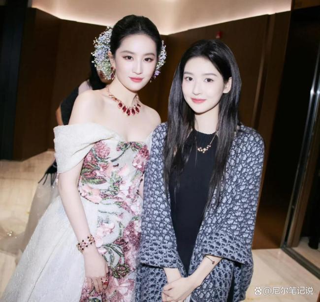 刘亦菲三里屯打卡 糊图惊艳再现