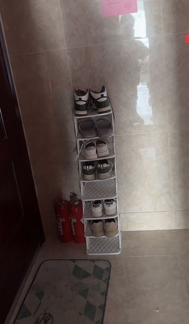 邻居楼说念放鞋架 女子挂婆婆遗照反击