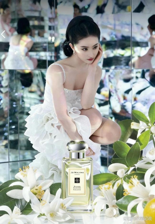 刘亦菲三里屯打卡 糊图惊艳再现