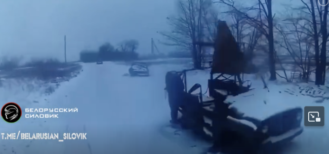 乌自杀无人机冲入俄军车未爆炸！