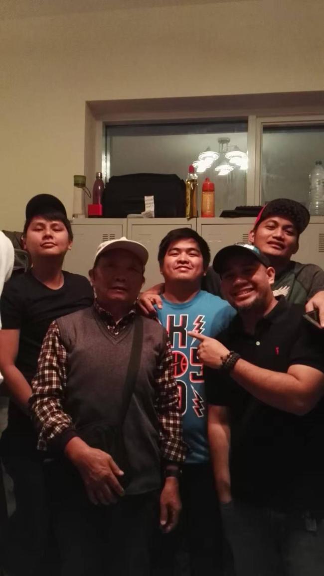 82岁大爷背包环游世界 耄耋之年逐梦全球