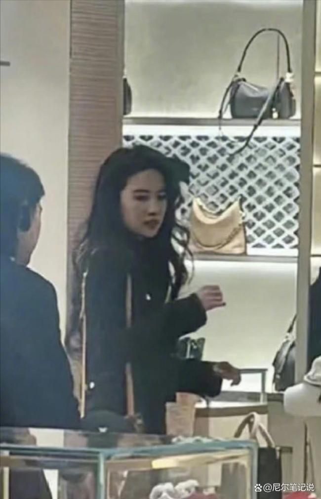 刘亦菲三里屯打卡 糊图惊艳再现