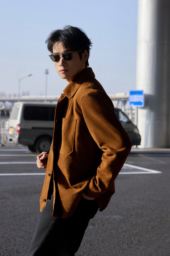 圣罗兰巴黎男装大秀 魏大勋起程赴约