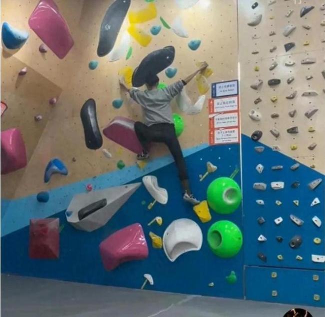 白百何晒与大女儿合影 子母同款好意思甲引热议