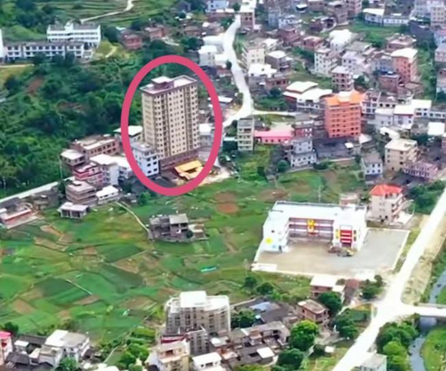 一家人给自己盖了个小区：四世同堂百人共居