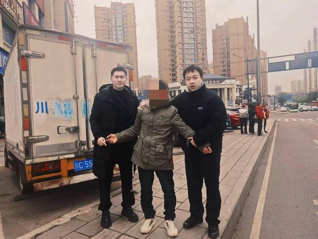 须眉盗窃电脑还换衣顺走啤酒