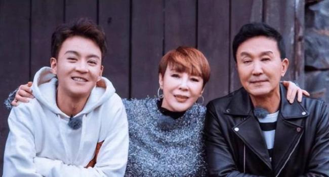 王楚钦与吴刚合影