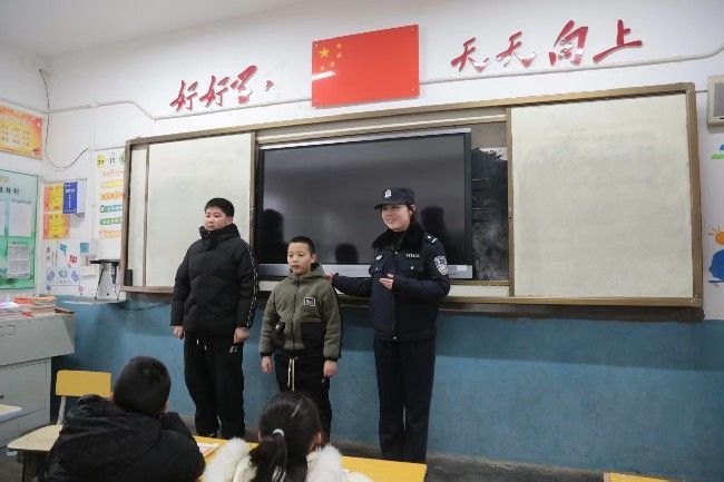 公园挖出子弹上交的两小学生获表彰 弘扬安全意识与责任担当
