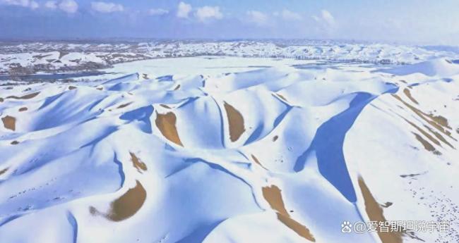 在塔克拉玛干沙漠赏雪